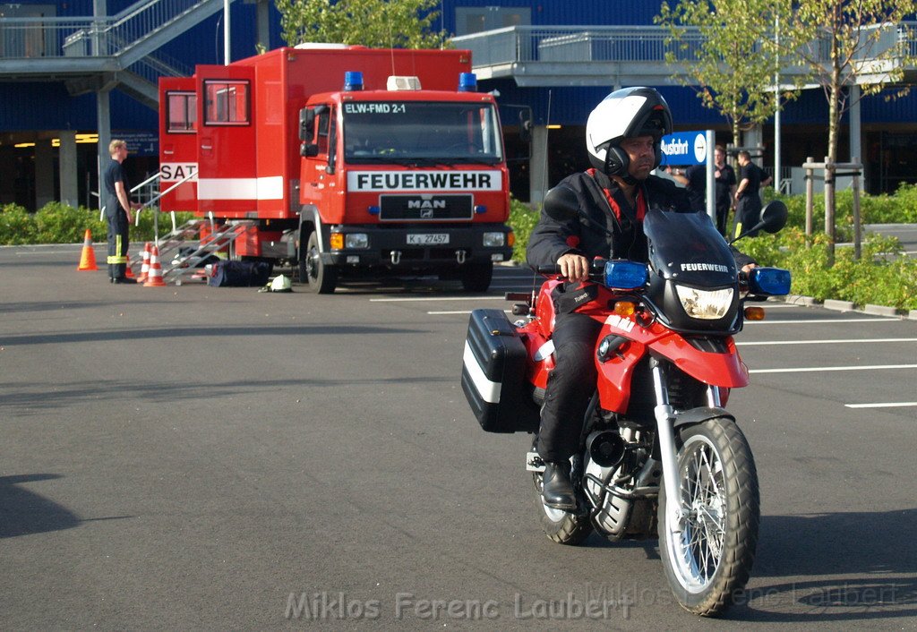 Feuer Koeln Ossendorf Butzweiler Hof neben IKEA P467.JPG